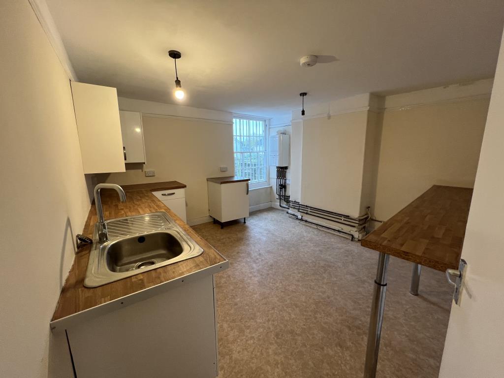 Lot: 41 - THREE STOREY COMMERCIAL PROPERTY - General view of staff room and kitchen on first floor